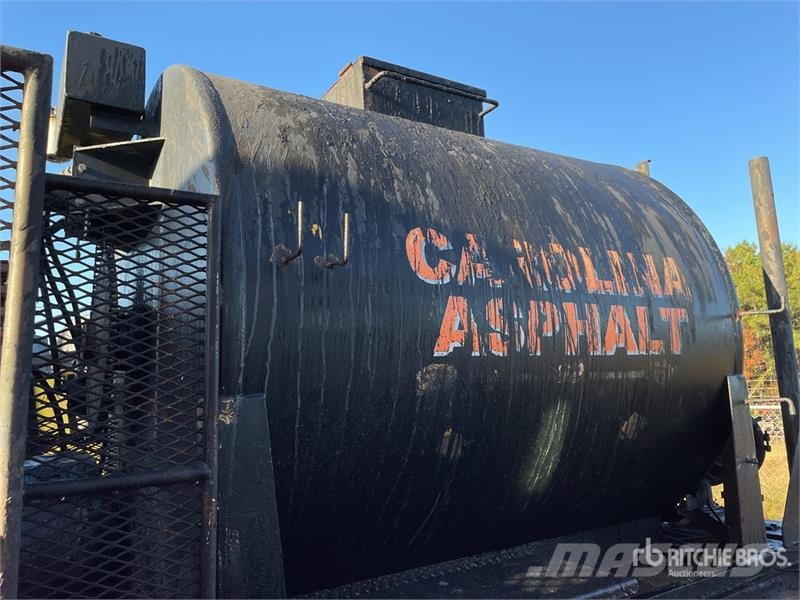 GMC T7500 4x2 COE Asphalt Distributor Truck Вантажівки-цистерни