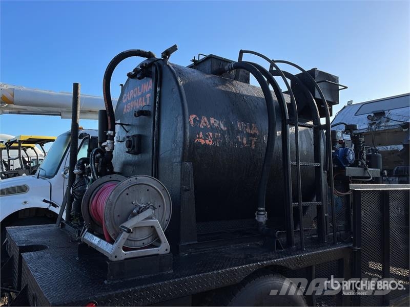 GMC T7500 4x2 COE Asphalt Distributor Truck Вантажівки-цистерни