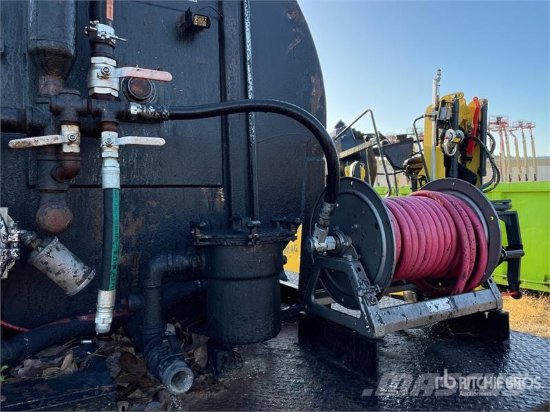 GMC T7500 4x2 COE Asphalt Distributor Truck Вантажівки-цистерни