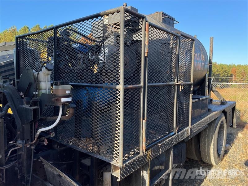 GMC T7500 4x2 COE Asphalt Distributor Truck Вантажівки-цистерни