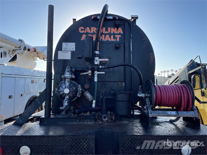 GMC T7500 4x2 COE Asphalt Distributor Truck Вантажівки-цистерни