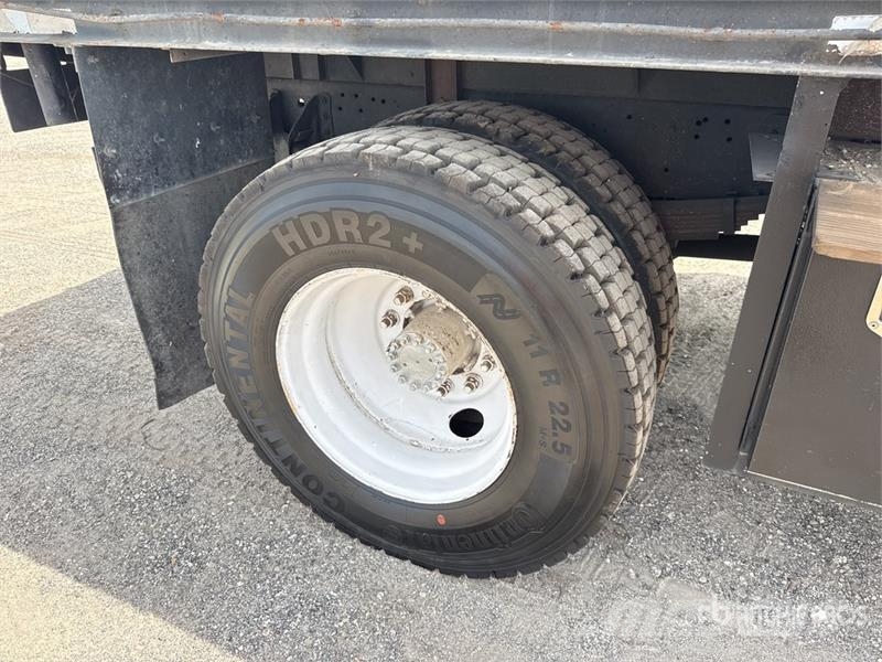 GMC T7500 4x2 Flatbed Truck Flatbed / Dropside trucks