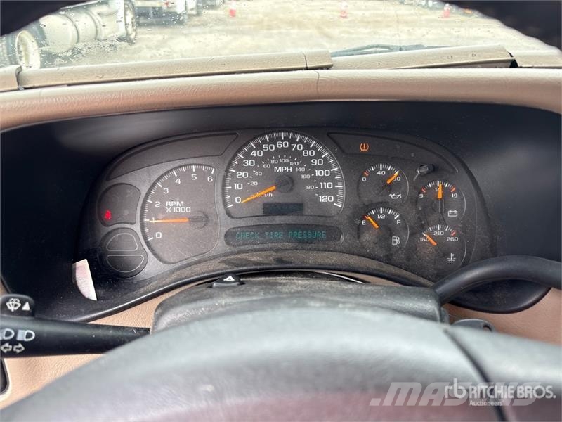 GMC Yukon XL 2WD SUV Kistehergépjárművek