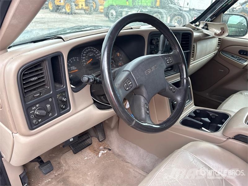 GMC Yukon XL 2WD SUV Kistehergépjárművek