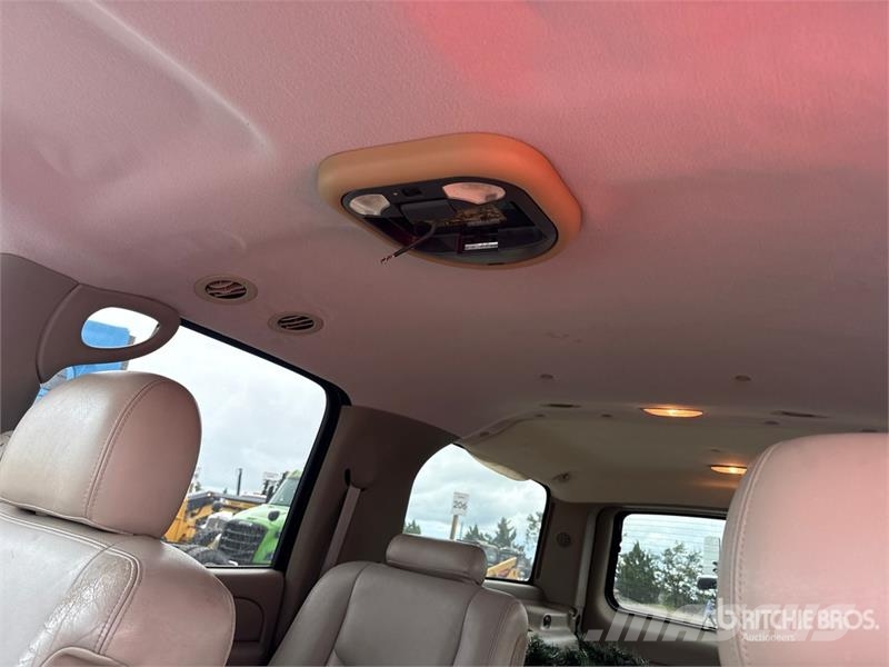 GMC Yukon XL 2WD SUV Kistehergépjárművek