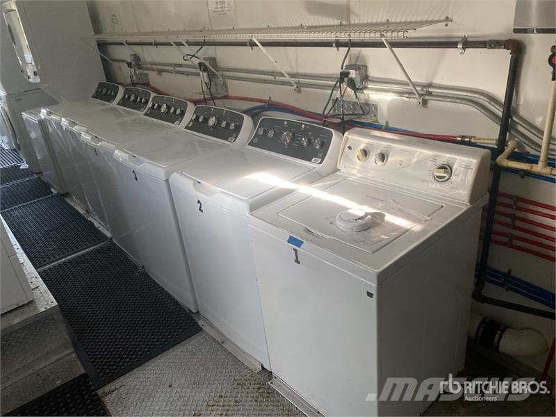 Haulmark 40 ft Tri/A Mobile Laundry Enclosed Trailer ボックスボディートレーラー