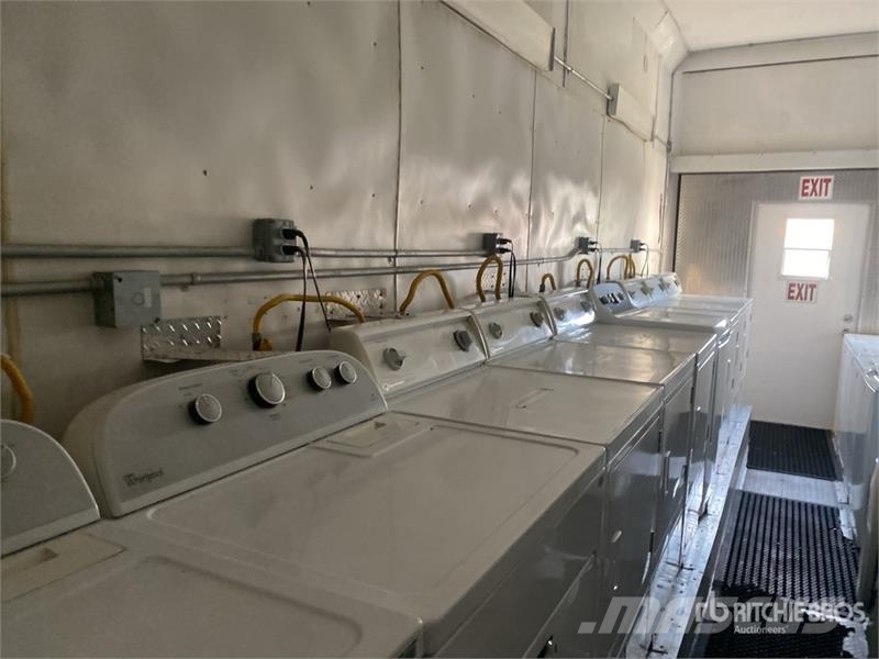 Haulmark 40 ft Tri/A Mobile Laundry Enclosed Trailer ボックスボディートレーラー