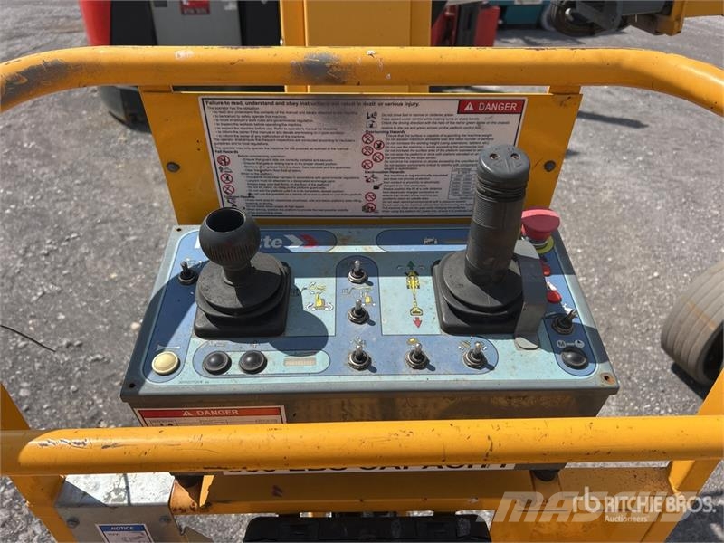 Haulotte HA32CJ 2WD Electric Articulating Boom Lift 曲臂高空作業車