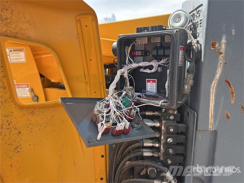 Haulotte HA32CJ 2WD Electric Articulating Boom Lift 曲臂高空作業車