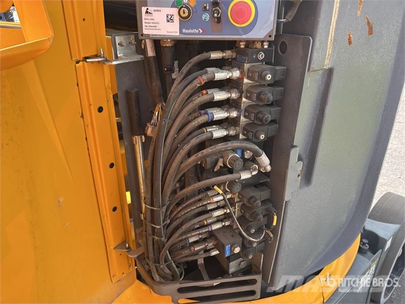 Haulotte HA32CJ 2WD Electric Articulating Boom Lift 曲臂高空作業車