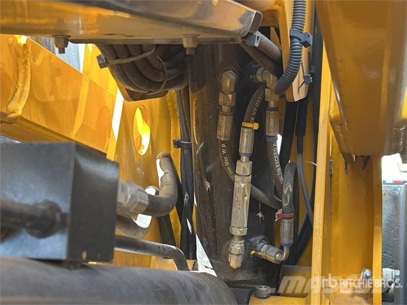 Haulotte HA32CJ 2WD Electric Articulating Boom Lift 曲臂高空作業車