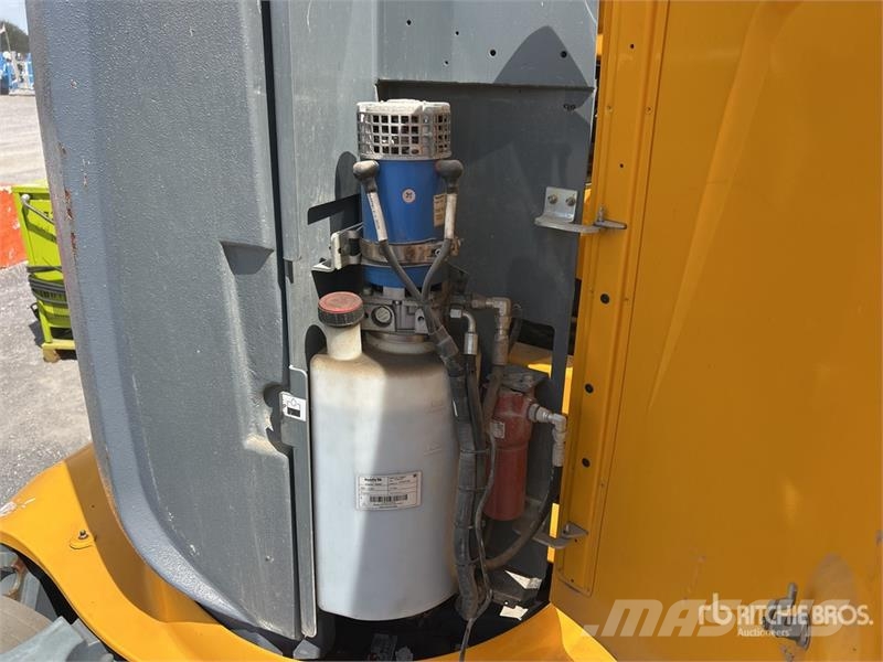 Haulotte HA32CJ 2WD Electric Articulating Boom Lift 曲臂高空作業車