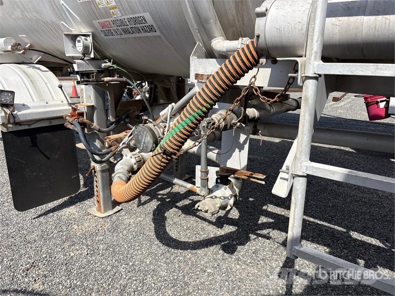 Heil MC407 8400 gal T/A Tanker Trailer Tanker trailers