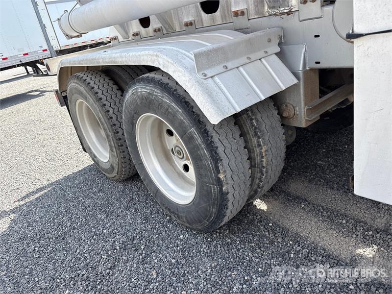 Heil MC407 8400 gal T/A Tanker Trailer Tanker trailers