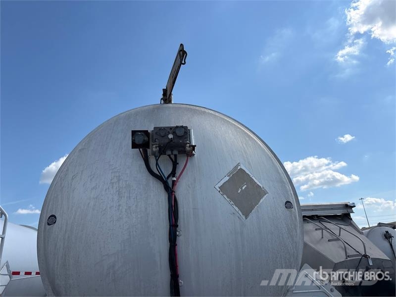 Heil MC407 8400 gal T/A Tanker Trailer Tanker trailers
