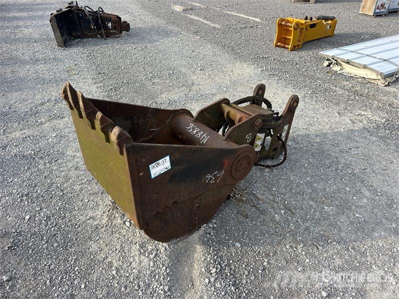 Helac 24 in Digging Bucket バケット