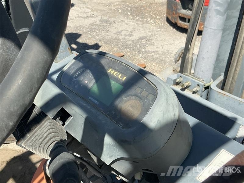 Heli CPYD35-TY 6000 lb Pneumatic Tire Forklift شاحنات ذات رافعات شوكية - أخرى