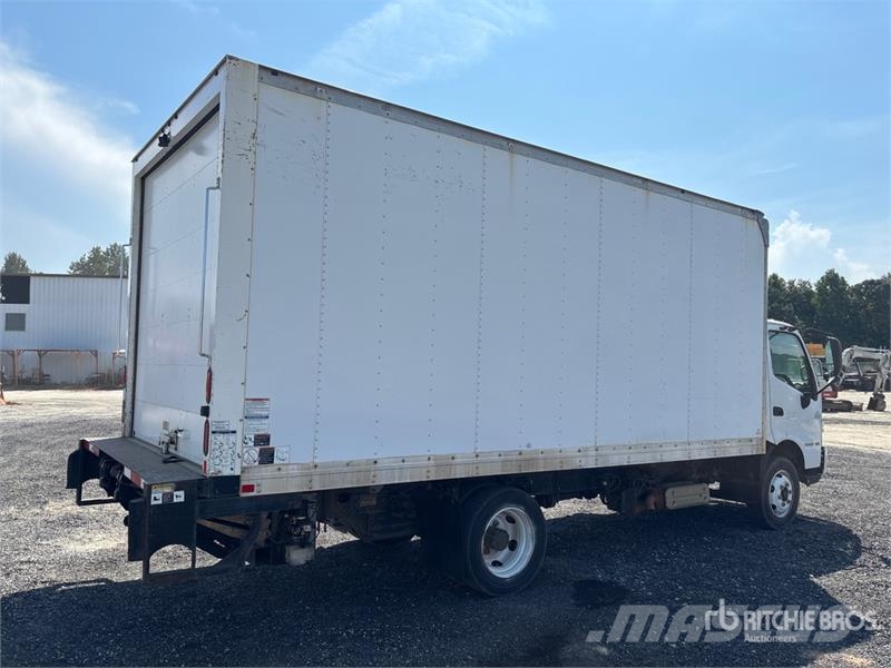 Hino 195 Camiones caja cerrada