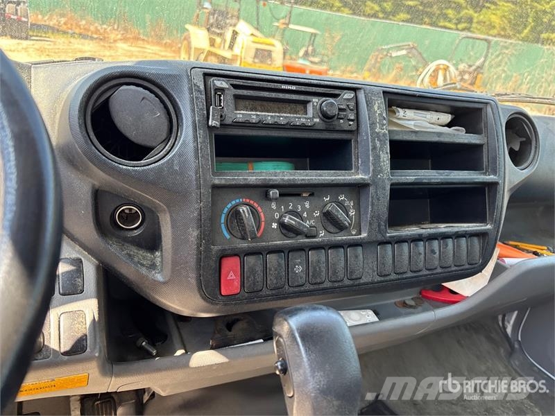 Hino 195 Caminhões baú