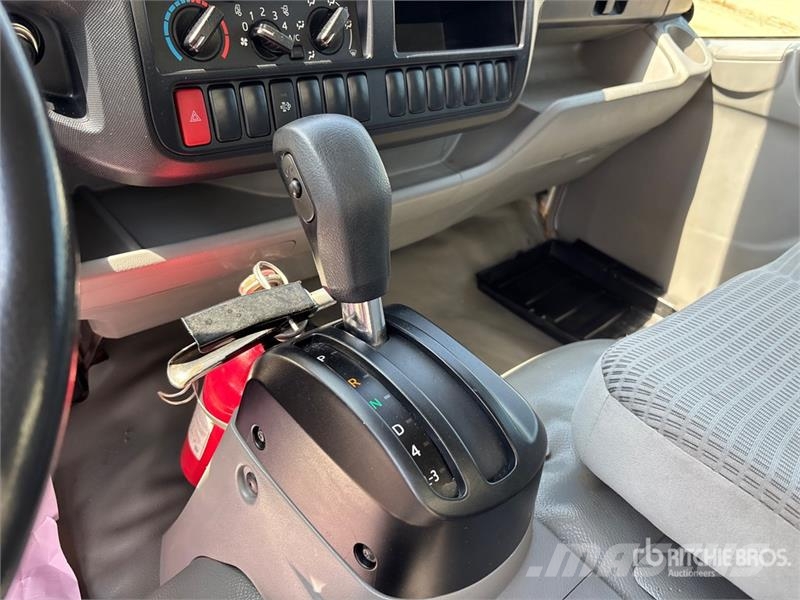 Hino 195 Camiones caja cerrada