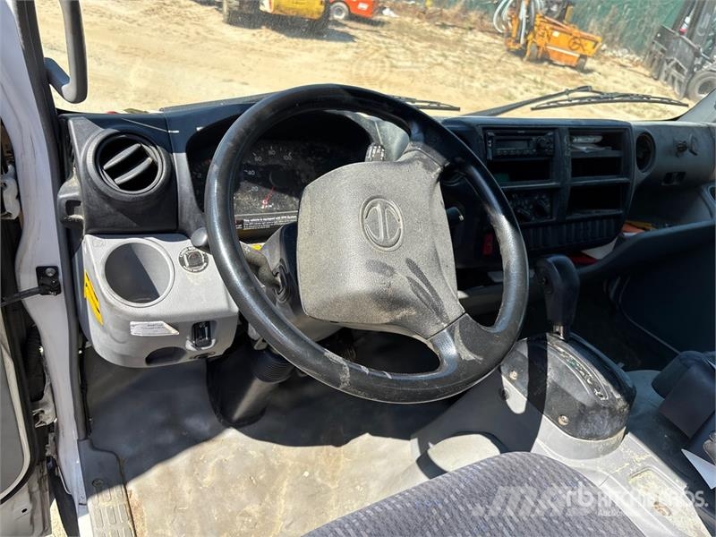 Hino 195 Caminhões baú
