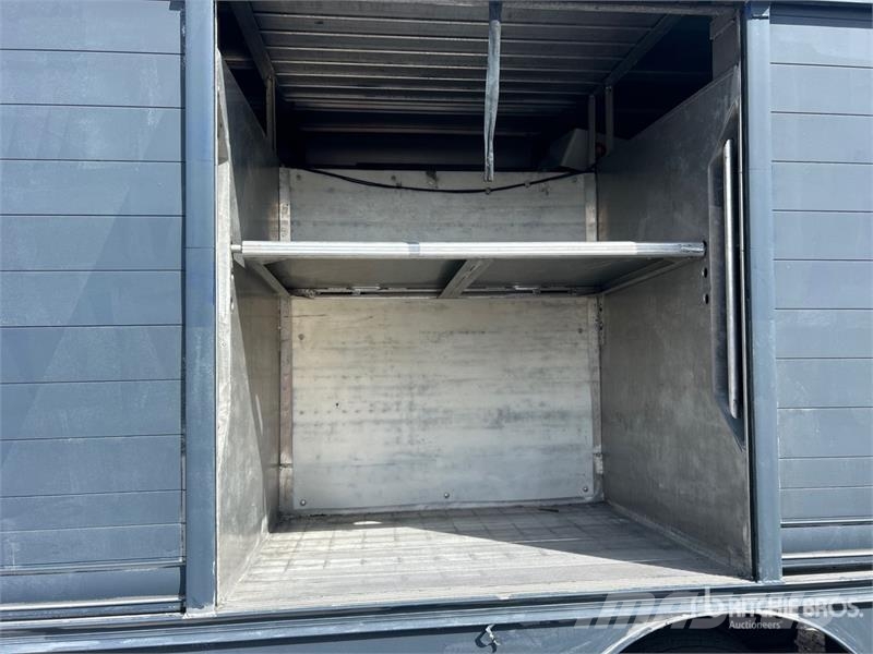 Hino 195 4x2 6 Bay Beverage Truck 飲料運輸卡車