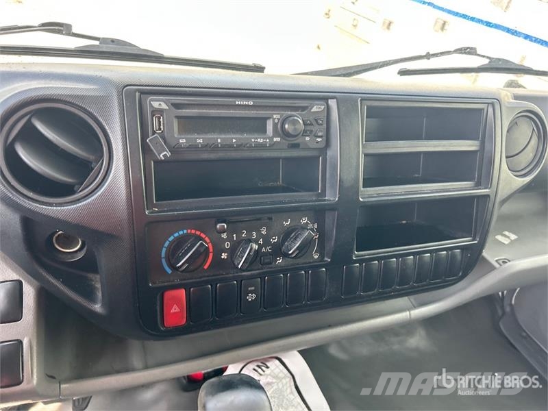 Hino 195 4x2 6 Bay Beverage Truck 飲料運輸卡車