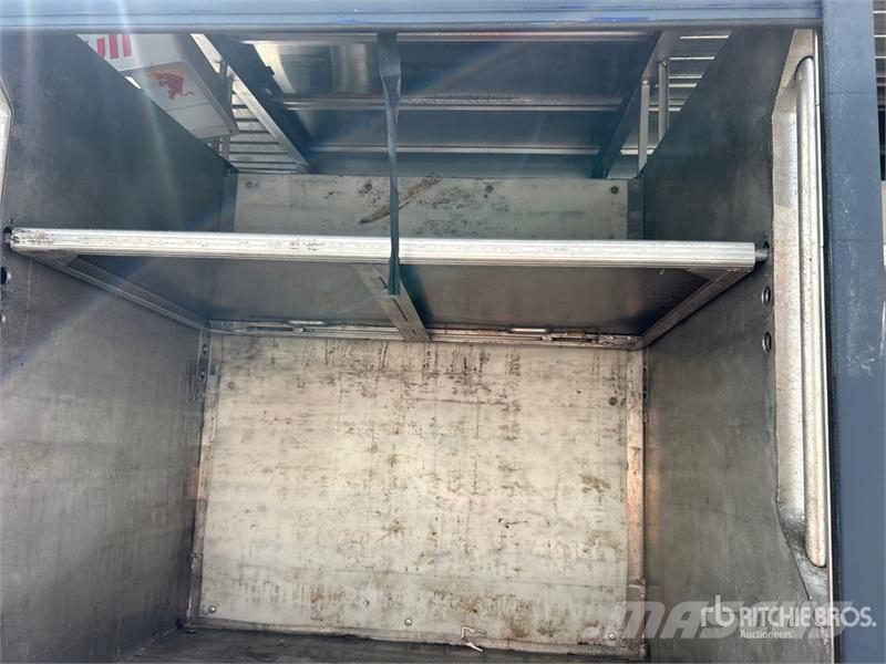 Hino 195 4x2 6 Bay Beverage Truck 飲料運輸卡車