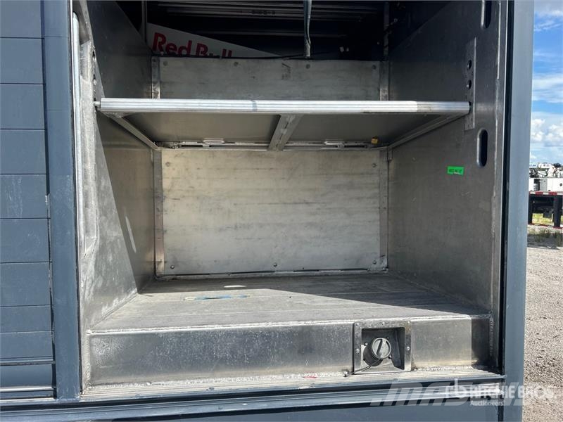 Hino 195 4x2 6 Bay Beverage Truck 飲料運輸卡車