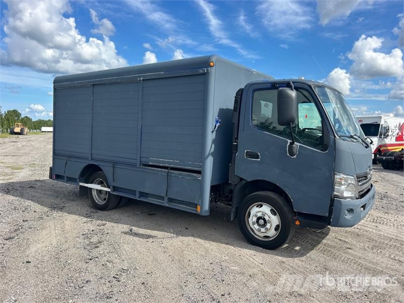 Hino 195 4x2 6 Bay Beverage Truck 飲料運輸卡車
