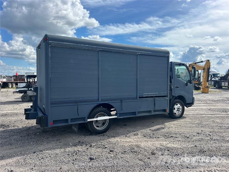 Hino 195 4x2 6 Bay Beverage Truck 飲料運輸卡車