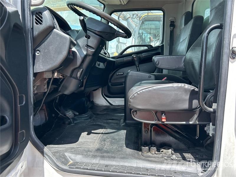 Hino 268 Tovornjaki zabojniki