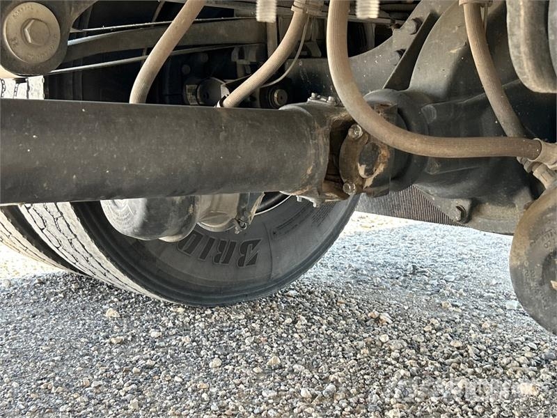 Hino 268 شاحنات ذات هيكل صندوقي
