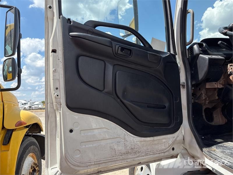 Hino 268 Camiones caja cerrada