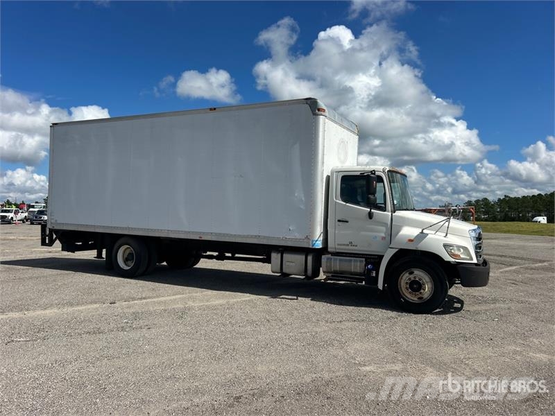 Hino 338 厢式货车