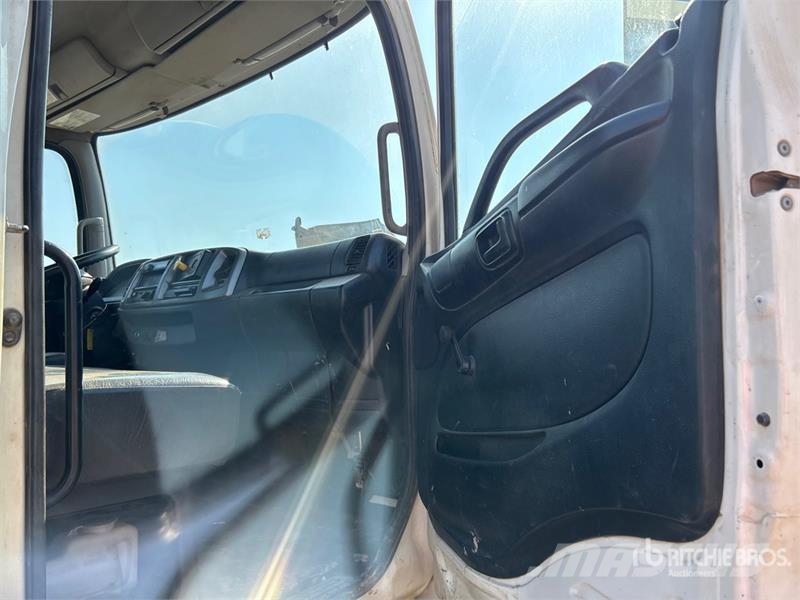 Hino 338 Cabines