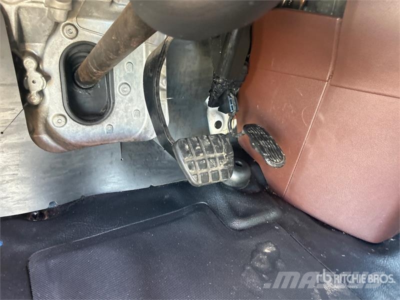 Hino L6 4x2 Rollback Truck Evakuators ar manipulatoru
