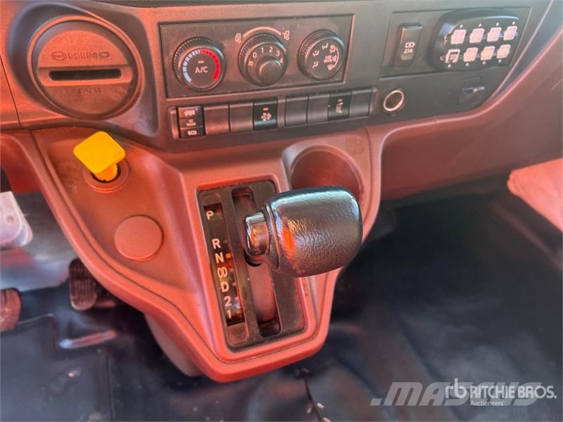 Hino L6 4x2 Rollback Truck Evakuators ar manipulatoru