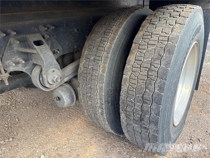 Hino L7 4x2 Van Truck Tovornjaki zabojniki