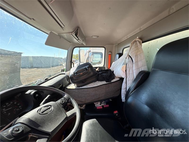 Hino L7 4x2 Van Truck Tovornjaki zabojniki