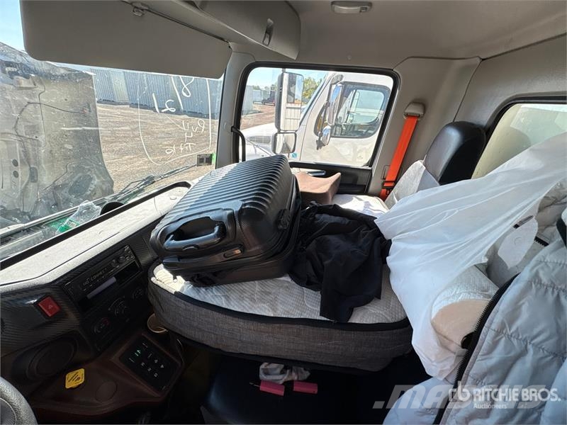 Hino L7 4x2 Van Truck Tovornjaki zabojniki