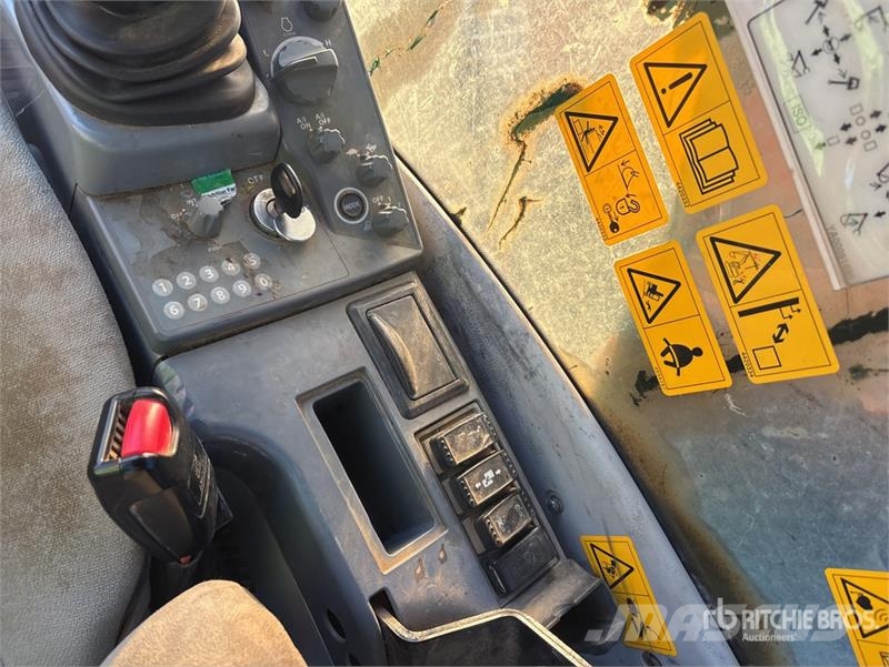 Hitachi ZX210LC-6 Tracked Excavator 大型油圧ショベル12t以上（パワーショベル・ユンボ）