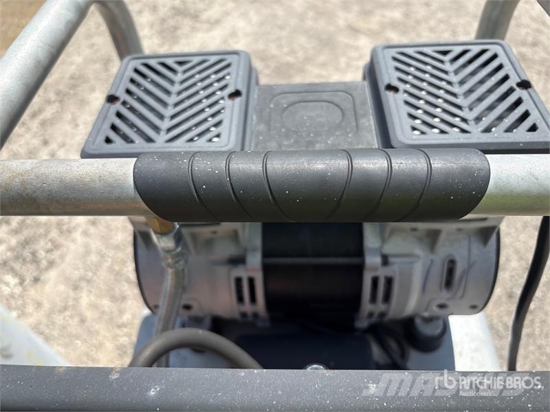 Husky of (2) Husky 4 cfm Mobile Electric 20 gal Air Comp 콤푸레샤