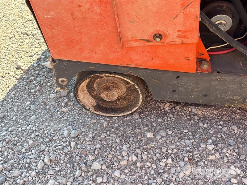 Husqvarna FS7000DT4 Walk-Behind Saw (Inoperable) 製材機械
