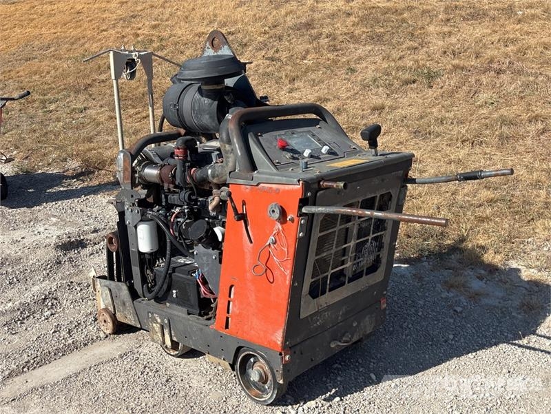 Husqvarna FS7000DT4 Walk-Behind Saw (Inoperable) 製材機械