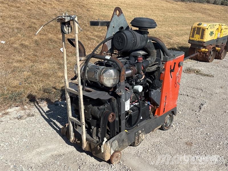 Husqvarna FS7000DT4 Walk-Behind Saw (Inoperable) 製材機械