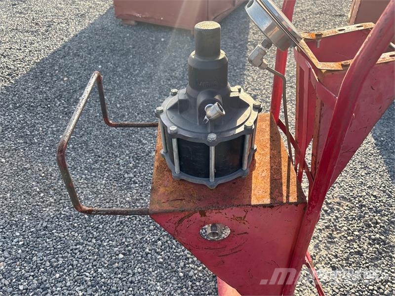  Hydrostatic Test Pump (Inoperable) مكونات أخرى