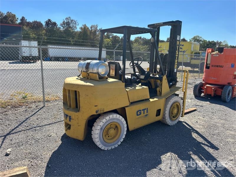 Hyster 8750 lb Pneumatic Tire Forklift 其他叉车
