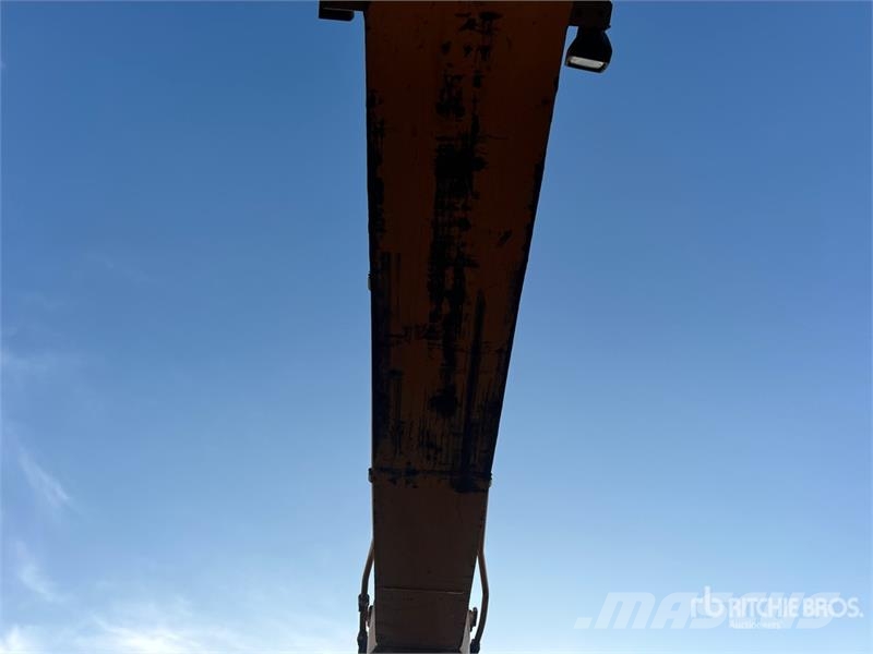 Hyundai 235LCR-9A Tracked Excavator Гусеничні екскаватори