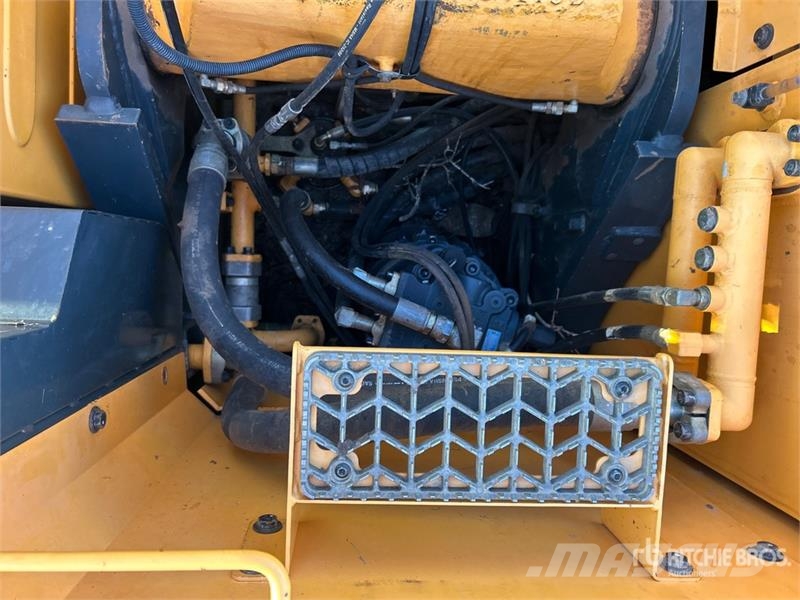 Hyundai 235LCR-9A Tracked Excavator Гусеничні екскаватори